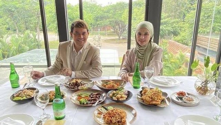 Kenangan Manis Indra Bekti dan Aldila Jelita Saat Makan Bersama Kenangan Manis Indra Bekti dan Aldila Jelita Saat Makan Bersama