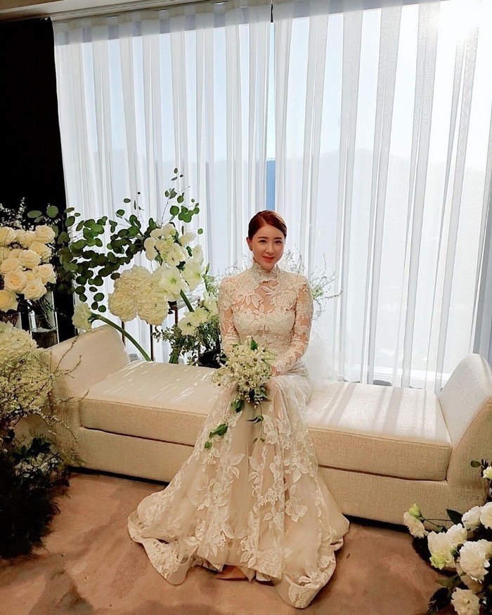 Kini Seo In Young telah resmi menjadi seorang istri dari seorang pebisnis. Di penghujung hari pernikahannya, sang aktris tak lupa membagikan potret bahagianya di momen penting kepada penggemarnya. Selamat atas pernikahan Seo In Young!/ Foto: soompi.com