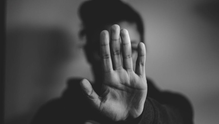 Lawan stigma untuk pria korban kekerasan seksual/foto: Unsplash/Nadine Shaabana