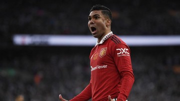 Casemiro memarahi Bruno Fernandes yang egois tidak mengoper ke rekan setim usai Manchester United memastikan juara Carabao Cup.