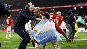 Ten Hag Diminta Mundur Usai Berjoget Rayakan MU Juara Carabao Cup