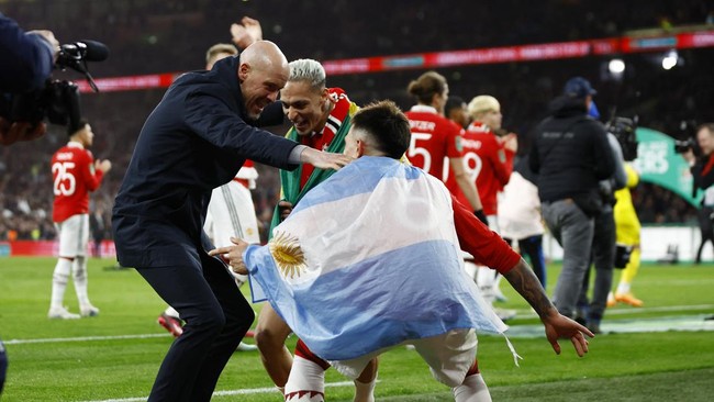 Legenda Manchester United Roy Keane mengatakan Erik ten Hag seharusnya mundur setelah berjoget merayakan sukses tim menjadi juara Carabao Cup.