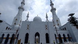 Ornamen Masjid Sheikh Zayed Hancur Berantakan Diterpa Hujan Angin