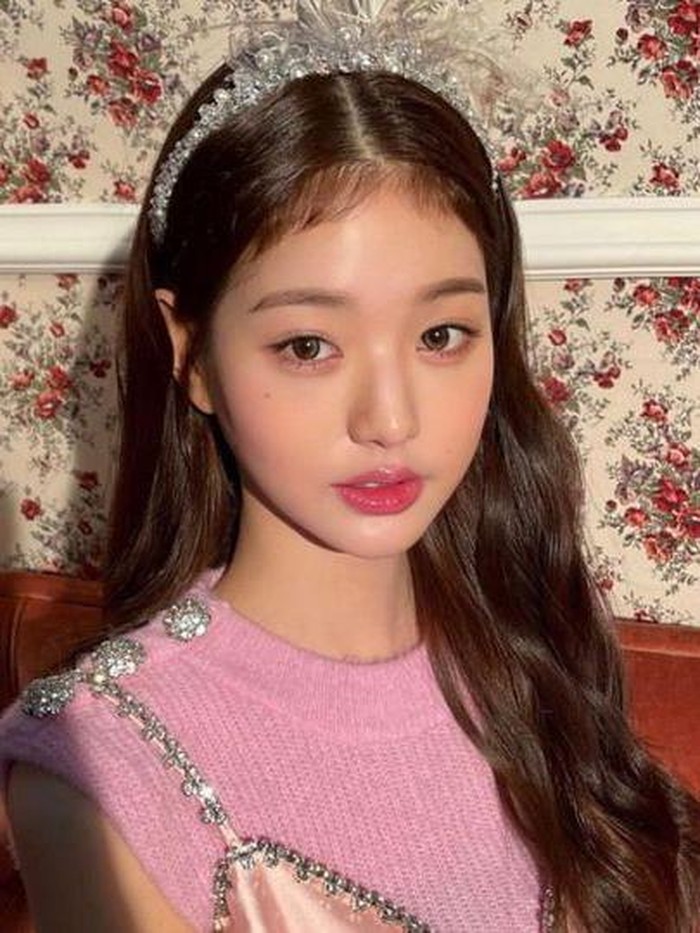 Melalui akun instagram pribadinya, Jang Won Young selalu membagikan potret manis dengan pose dan outfit yang stylish./ foto: instagram.com/for_everyoung10