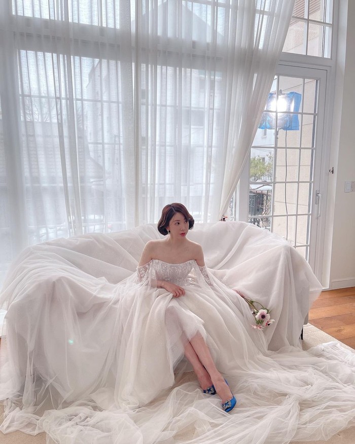 Menjelang hari pernikahannya, Seo In Young membagikan foto pra-wedding ke akun Instagram pribadinya. Sang aktris terlihat sangat cantik dengan balutan gaun pernikahan putih bergaya off-shoulder yang memancarkan aura anggunnya./ Foto: instagram.com/seoin0