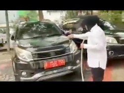 Heboh Mensos Risma Cuci Mobil Dinas yang Pajaknya Mati