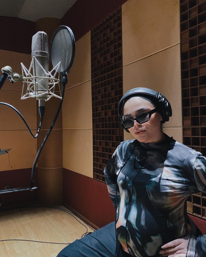 Meski tengah hamil besar, penyanyi kelahiran 14 Februari 1997 ini tetap aktif melakukan rekaman lagu di dalam studio, ditemani si jabang bayi dalam perutnya. Sivia pun tampak nyaman menggunakan patterned top dan kacamata hitam./Foto: Instagram/siviazizah