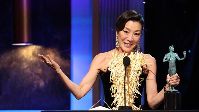 Michelle Yeoh dinobatkan menjadi wanita Asia pertama yang membawa pulang penghargaan SAG Awards 2023 kategori aktris terbaik.