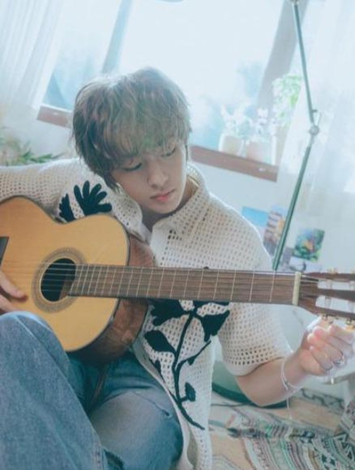 Onew bekerjasama dengan Sam Kim dan Giriboy. Sam Kim menyusun dan mengaransemen lagu “Rain on Me”, sedangkan Giriboy berpartisipasi untuk rap lagu “Caramel” dalam album Cirlce/Foto: instagram.com/shinee