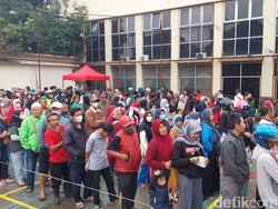 Warga Cimahi Antre Berjam-jam Demi Beras Rp 8.500 Per Kilo