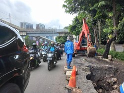 Arus Lalin Tersendat Imbas Jalan Amblas di Cilandak Jaksel