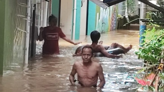 Intensitas hujan tinggi Jakarta dan luapan Kali Ciliwung mengakibatkan permukiman warga di kawasan Kebon Pala terendam banjir hingga 1,75 meter.