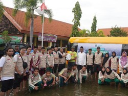 Santri Sunanul Muhtadin Ikut Bantu Korban Banjir di Gresik