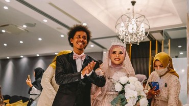 img-title Cerita Raim Laode Nangis Lihat Proses Perjuangan Istri Jadi Mualaf