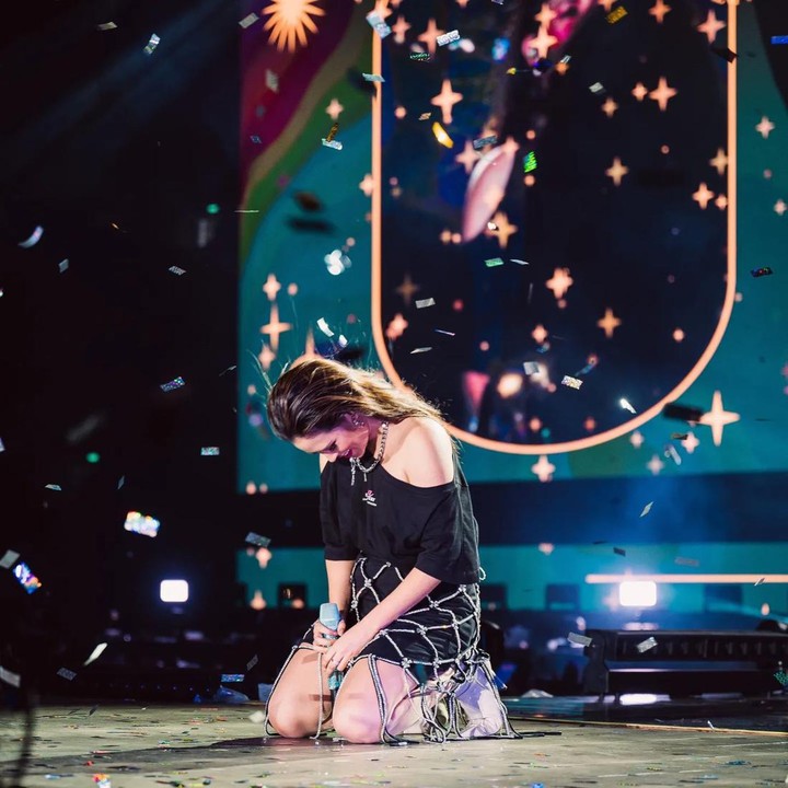 <p>Di tengah konser, Raisa dibuat terharu berkat kejutan<em> voice note</em> dari putri kecilnya, Zalina. Sang anak yang sedang sakit membuat rekaman suara berisi pesan manis untuk ibunda. (Foto: Instagram @hamishdw @davianakbar @live.avenue)</p>