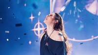 <p>Bocah berusia 4 tahun itu mengungkapkan kebanggaannya terhadap ibunda dalam bahasa Inggris. <em>"Ma, congratulations to you concert. Your concert is so amazing. I'm so proud of you mama, I love you so much,"</em> ucap Zalina dengan nada yang menggemaskan. (Foto: Instagram @raisa6690 @davianakbar)</p>