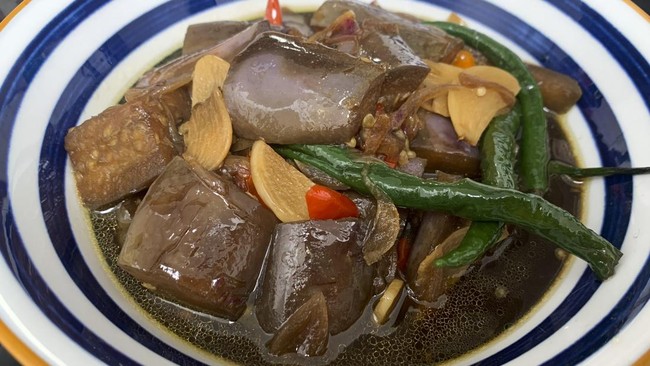 Resep Terong Kecap Pedas: Menu Praktis, Murah Meriah, dan Lezat Terong adalah salah satu sayuran yang mudah ditemukan di Indonesia. Ada banyak jenis terong, salah satu yang paling mudah ditemui adalah terong ungu.