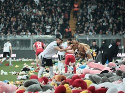 Mendadak Hujan Boneka Teddy Bear di Lapangan Sepak Bola, Ada Apa?