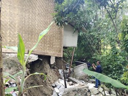 Rumah Warga Lebak Menggantung Akibat Tanah Longsor