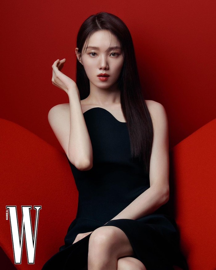 As the start of the collaboration, Lee Sung Kyung began promoting the Red Cycle Trio collection, which is Shiseido's newest product.  Congratulations on the collaboration of two big parties, Shiseido and Lee Sung Kyung!/ Photo: instagram.com/heybiblee