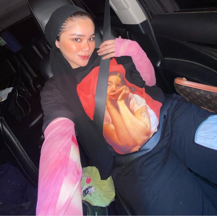 Sejalan dengan usia kandungan yang kian membesar, Sivia memilih mengenakan kaus oversized dari penyanyi Bjork favoritnya, dipadu dengan inner warna pink yang kontras. Kaus oversized kini jadi favoritnya, karena Sivia mengaku banyak bajunya sudah tidak muat lagi./Foto: Instagram/siviazizah