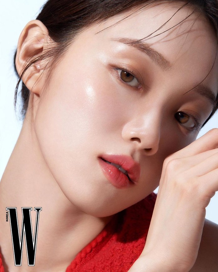 A representative from Shiseido revealed that Lee Sung Kyung's positive energy fits perfectly with the brand's image which is famous for its red color on the luxurious design of its packaging./ Photo: instagram.com/heybiblee