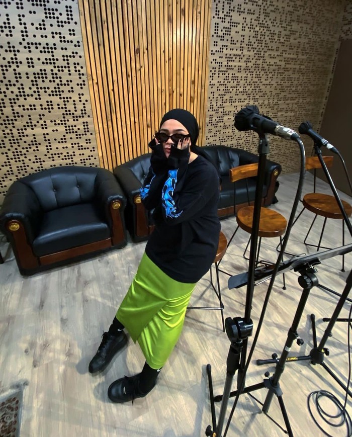 Serupa banyak artis lainnya, mantan personel Blink ini juga memilih untuk menunda mengumumkan kabar kehamilannya hingga baby bump-nya sudah terlihat cukup besar./Foto: Instagram/siviazizah