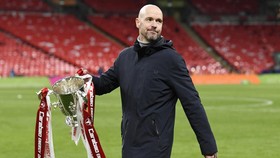 Viral Ten Hag Nyaris Tinggalkan Trofi Carabao Cup di Ruang Media