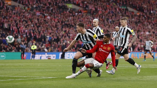 Marcus Rashford dipastikan menjadi pemilik gol kedua Manchester United ke gawang Newcastle United dalam laga final Carabao Cup, Minggu (26/2).