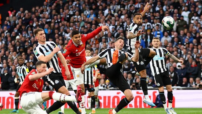 Manchester United memimpin atas Newcastle United dalam babak pertama laga final Carabao Cup atau Piala Liga di Stadion Wembley, Minggu (26/2).