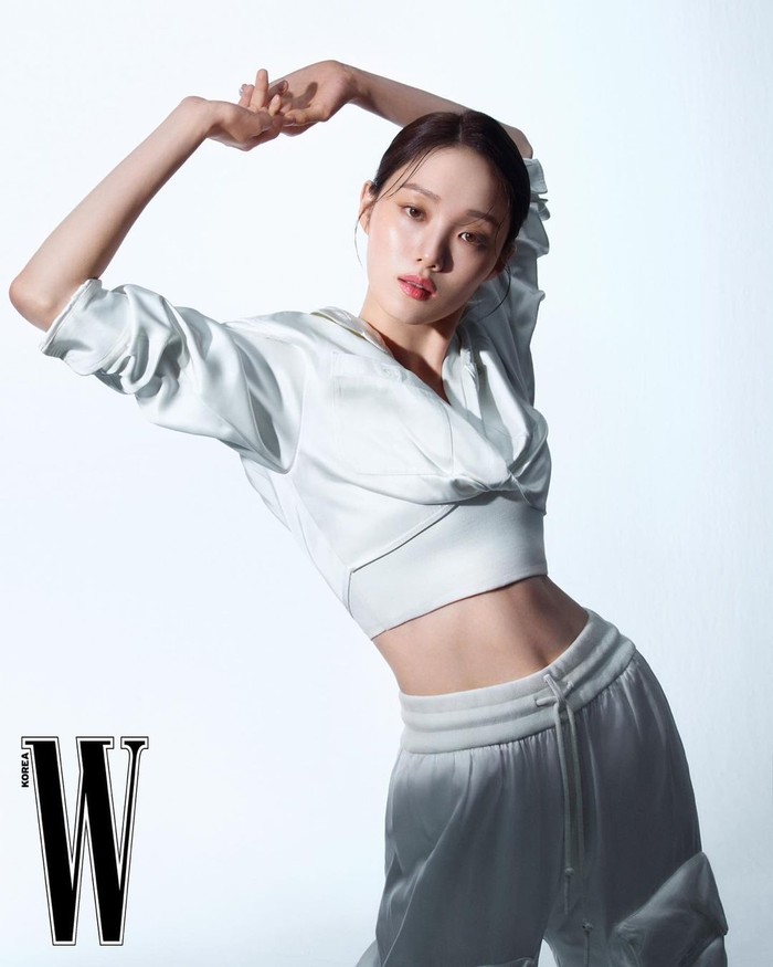 Tak hanya itu, sang pejabat perwakilan juga dibuat terpukau dengan minat besar dan gaya hidup aktif Lee Sung Kyung dalam berbagai bidang seperti akting, menyanyi, bermain piano, dan olahraga golf./ Foto: instagram.com/heybiblee