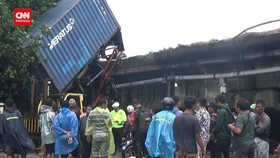 VIDEO: Penampakan Kecelakaan Truk Dan Motor Jatuh Dari Flyover