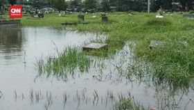 VIDEO: Banjir Rendam Ratusan Makam TPU Tanah Kusir