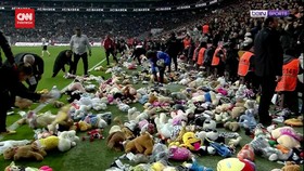 VIDEO: Hujan Teddy Bear di Lapangan untuk Anak-anak Korban Gempa Turki
