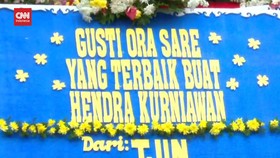 VIDEO: Karangan Bunga Warnai Sidang Vonis Hendra dan Agus