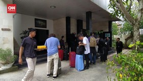 VIDEO: Kru dan Ofisial Pembalap WSBK 2023 Mulai Tiba di Lombok