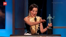 VIDEO: Luapan Emosi Michelle Yeoh Menang di SAG Awards 2023