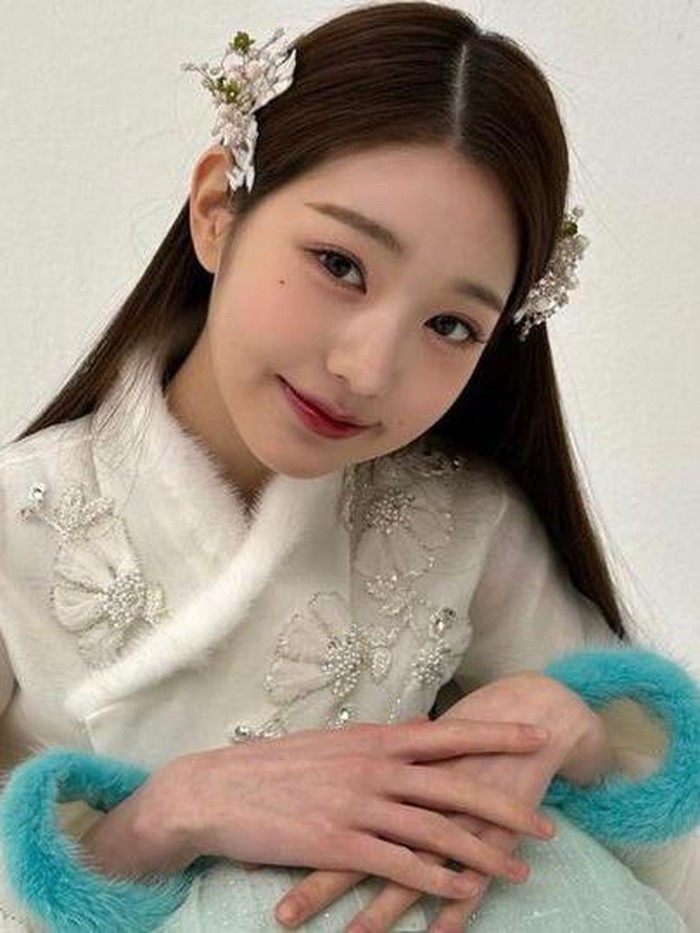 Tidak heran jika banyak orang yang jatuh hati dengan pesona idol K-Pop berusia 19 tahun ini. Kamu sendiri termasuk fans-nya Jang Won Young nggak, Beauties?/ foto: instagram.com/for_everyoung10