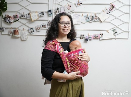 5 Cara Menggendong Bayi Baru Lahir Pakai Jarik hingga Gendongan M Shape