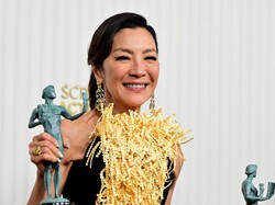 Menang SAG Awards 2023, Michelle Yeoh Ngumpat di Panggung!
