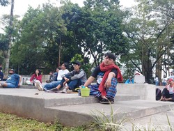 Puluhan Warga Tasikmalaya Melamun di Pelataran Gedung, Ternyata Ikut Lomba