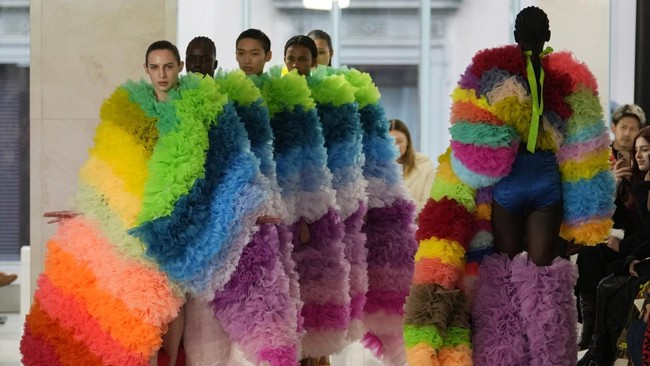 FOTO: Ruffle Ceria Tomo Koizumi di Milan Fashion Week