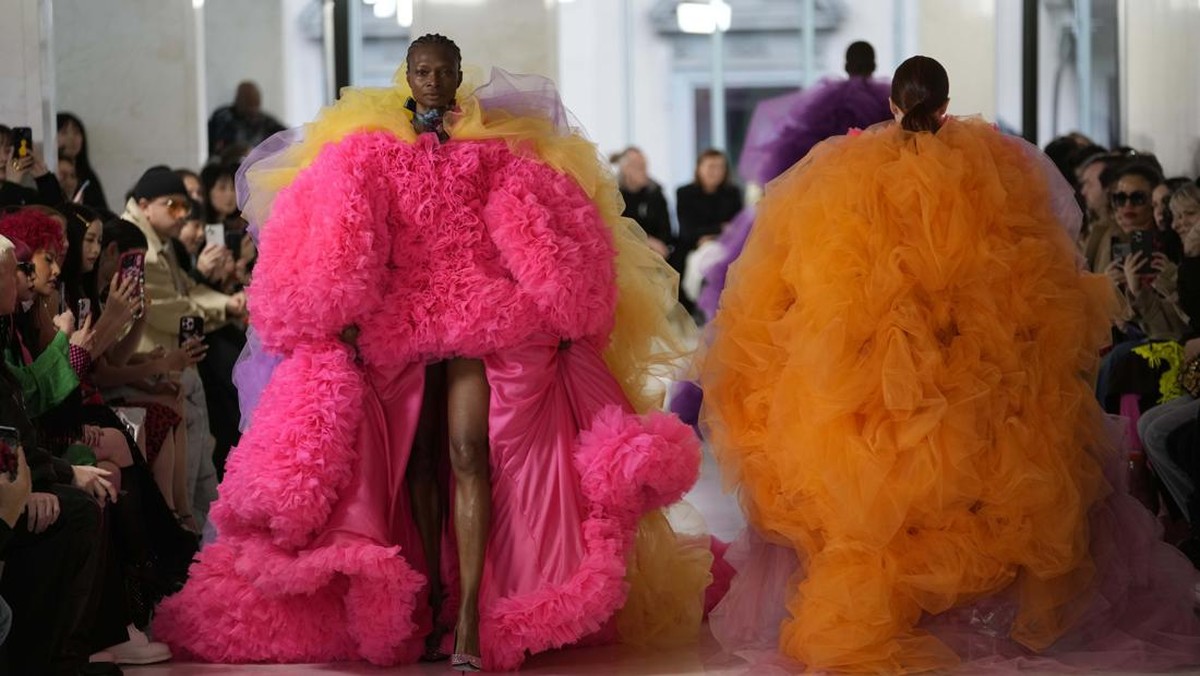 FOTO: Ruffle Ceria Tomo Koizumi di Milan Fashion Week