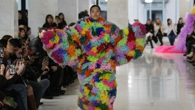 FOTO: Ruffle Ceria Tomo Koizumi di Milan Fashion Week