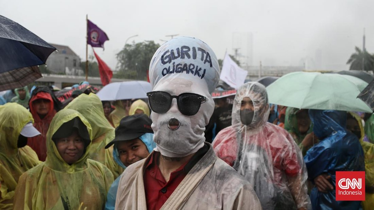 FOTO: Demo Buruh dan Mahasiswa Tolak Perppu Ciptaker di DPR