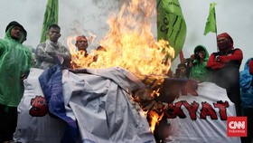 FOTO: Demo Buruh dan Mahasiswa Tolak Perppu Ciptaker di DPR