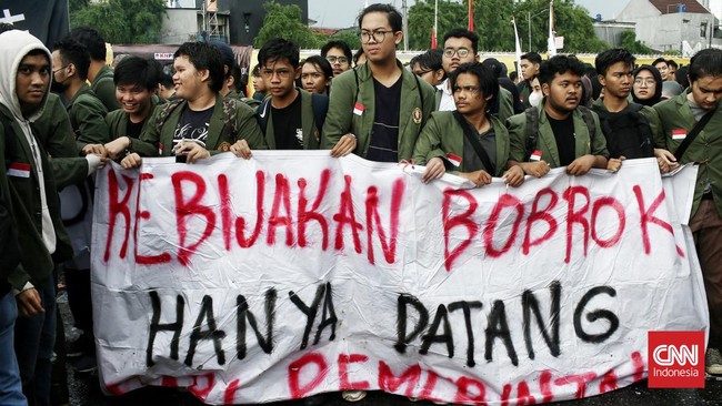 Buruh menggelar aksi unjuk rasa di Kantor Kementerian Ketenagakerjaan, Jakarta Selatan dalam rangka menolak aturan pemotongan upah 25 persen.