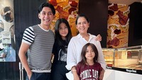 <p>Kakak Naysilla Mirdad itu juga sering mengajak kedua anaknya untuk bermain bersama nenek mereka, Lydia Kandou. <em>"With moma lagi mau nemenin cucu2nya makan eskrim,"</em> Kenang bercerita. (Foto: Instagram @kenangmirdad)</p>