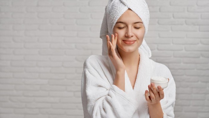 img-title Biar Uang Nggak Terbuang Sia-sia, Berikut 5 Cara Mengetahui Skincare Bekerja Secara Efektif dan Cocok di Kulit!