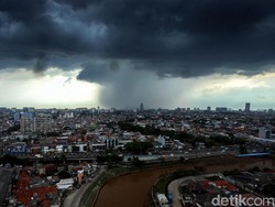 Peringatan Dini BMKG: Hujan Lebat-Petir di Makassar hingga 19.30 Wita